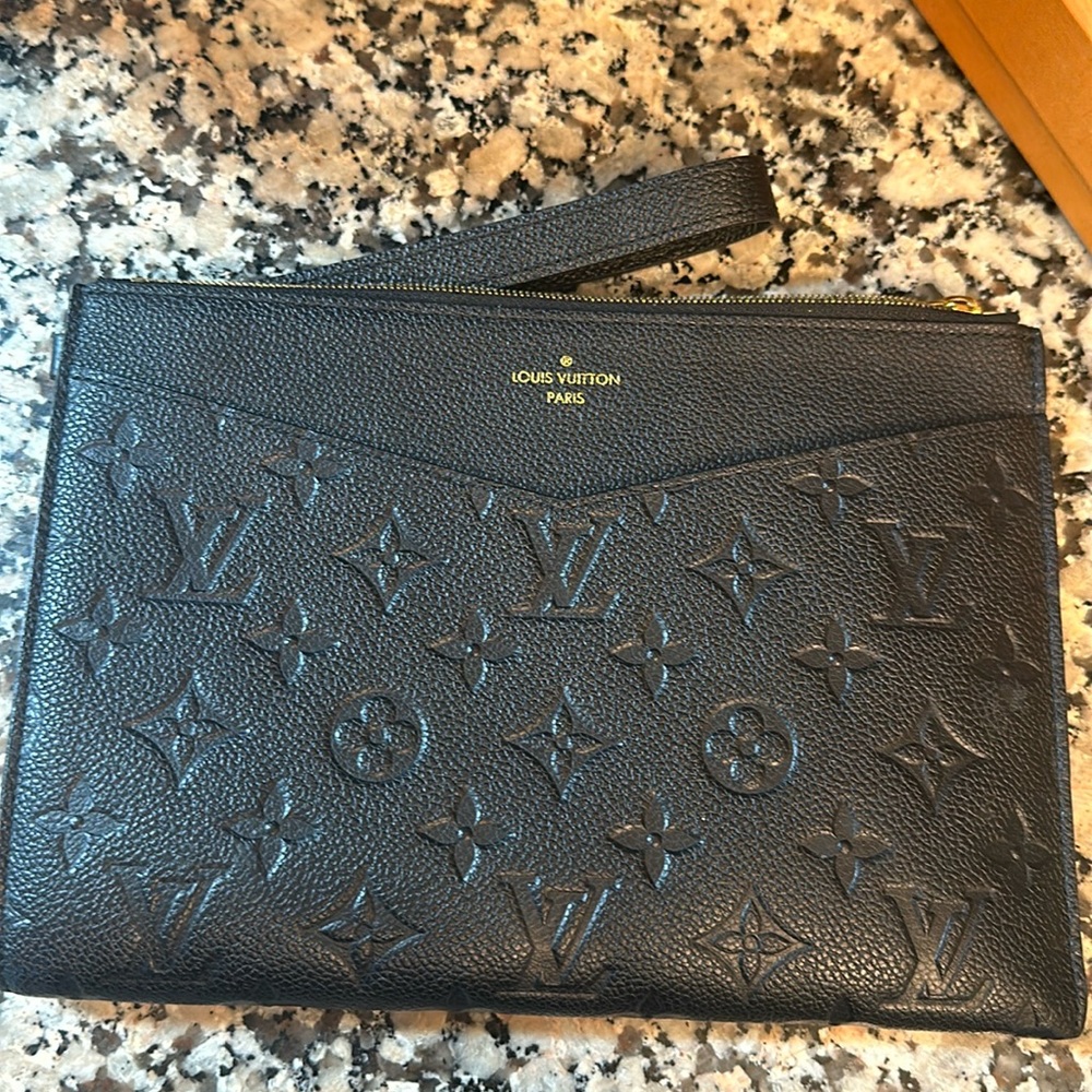 Louis Vuitton Pochette Melanie MM